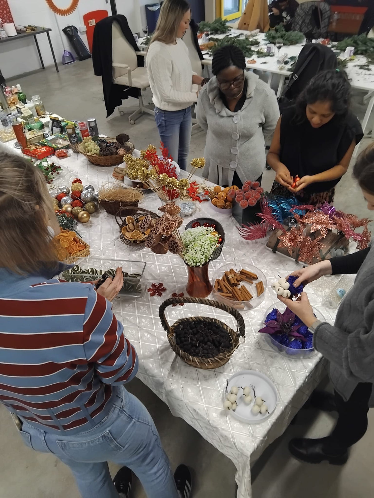 Make your Christmas table arrangements with Kansiyfloral